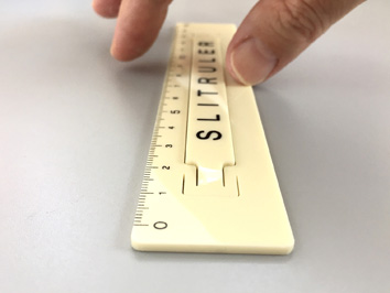 スリットが浮き上がって接触面が少ないため、定規の下面にある紙などへの付着力が少なく、滑らせての位置合わせやピックアップし易い構造となっている。ずれない定規,滑らない定規,固定も移動も自在にできる定規,レトロ定規,non-slip ruler,レトロ,デザイン,シンプル,ユニーク,おしゃれ,上質,高級,丈夫,プレゼント,ギフト,贈り物,記念,祝い,ノベルティ,プロモーション,文具,文房具